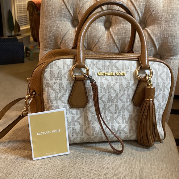 Michael Kors EUC Vanilla Bedford Satchel w/Multiple Pockets & Dust Bag - Picture 1 of 17